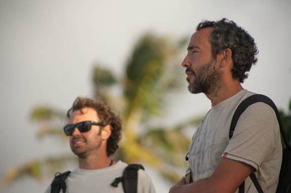 Com o Rafa em praia de Oahu, no Havaí - foto de Laura Schunemann